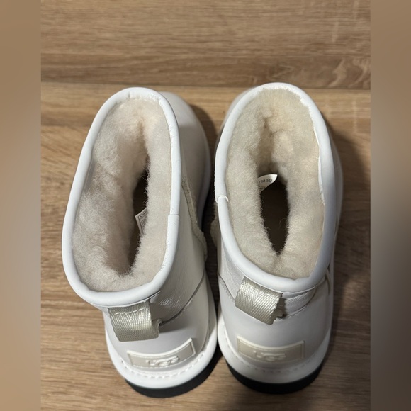 New UGG Classic mini side logo white sheepskin leather Women’s 6 boots shearling - Picture 8 of 12